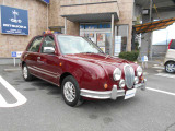 ワインレッドの車両です。