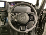 ハンドルにHondaセンシング系のクルーズコントロールやレーンキープアシストなどのスイッチと、オーディオの操作スイッチが装備されています。ハンドルから手を離さず安全に操作できます。