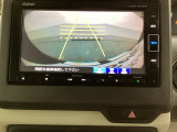 バックでの車庫入れも安心です! リアカメラが付いているバックモニター付のナビを装備しております。操作線もついており距離感も画面から確認できます。