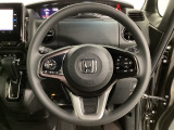 ハンドルにHondaセンシング系のクルーズコントロールやレーンキープアシストなどのスイッチと、オーディオの操作スイッチが装備されています。ハンドルから手を離さず安全に操作できます。