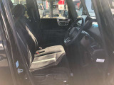 ゆったり、しっかりと座れるシートに運転席は高さ調節可能なハイトアジャスター付き!シート位置の前後と高さ、レバーの上下左右の調節で自分にあったポジションを見つけることができます!