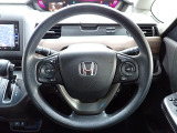ハンドル左側にはオーディオ操作が出来るオーディオリモートコントロールスイッチ、右側にはHonda SENSINGとオートクルーズコントロールのスイッチを装備!