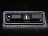 装備されているビルトインタイプのホンダ純正ETC車載器です。セットアップしてからご納車致します。ETCカードを差し込めば高速道路の出入り口ゲートを楽々通過出来ます。