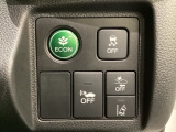 Hondaセンシング用の、VSA(ABS+TCS+横滑り抑制)解除と路外逸脱抑制機能のオンオフスイッチなどはハンドルの右側に装備しています。燃費に役立つECONボタンもここです。