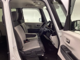 フロントは助手席と繋がったベンチシートです。運転席は、高さを調整できるハイトアジャスター付きです。