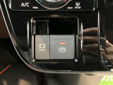 指先だけで簡単に操作が可能な電動パーキングブレーキを搭載。また、渋滞時や駐車券を取るシーンなどで便利なオートブレーキホールド機能も搭載しています。