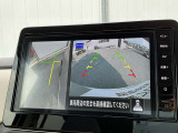 上空から見下ろしているかのような映像をディスプレイに映し出し、スムースな駐車をサポートします。画面は「トップビュー」のほか「サイドブラインドビュー」への切り換えが可能。ますます安心です