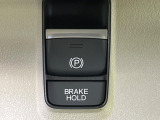 【オートブレーキホールド】信号待ちや渋滞で停車時にブレーキから足を離しても、停止状態を保持してくれます。前進するときはアクセルを踏めば自動で解除されるので安心♪街乗り運転が楽になります♪
