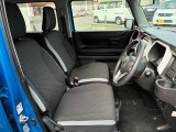 ゆったりと座れる運転席周りです。広々とした視界を体感できるので、運転が楽しくなりますね!