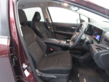 ◆前面ドア運転席◆ドアの開口が広く乗降ラクラク。シートの幅も広く運転していてもストレスを感じません。足元も広く快適なドライブを演出してくれます。