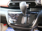 『1台』のお車に対して、3名体制で日々議論を重ね仕入れを行っております。
