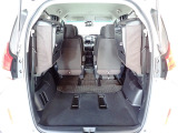 大きい荷物や長いものを積みたい時は 3列目を跳ね上げねだけでこんなに広いスペースに!さらに2列目シートを前にずらせば自転車なんかも積めちゃいます。