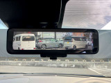 【インテリジェント ルームミラー】車両後方のカメラ映像をミラー面に映し出します!車内の状況や天候に左右されず、また夜間にはカメラの感度をアップさせるなどにより、いつでもクリアな後方視界が得られます!