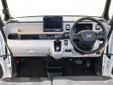 操作性に優れた運転席となります!小物入れや各ボタンの配置にこだわり、使いやすいです!座り心地もよく視認性も良好なのでロングドライブもお任せ下さい!