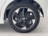 【純正アルミホイール】オシャレな純正アルミホイール付きですので見た目がカッコイイですよ♪