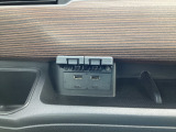 2つの充電用USBジャックを設置。長時間のドライブも安心です。