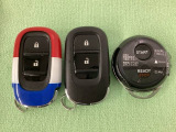 スマートキーを装備しています。鍵を差し込むことなくドアロックの開け閉めと、スタートボタン操作でのエンジンスタートができます。加えて、純正リモコンエンジンスターター用の操作キーもついています。