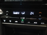フルオートエアコンが装備されています!お好みの温度設定をするだけでエアコンの風量やモードの切り替えを自動でコントロールしてくれます!ユーザーの操作が少なく燃費走行にもつながります!