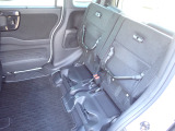 ◆チップアップ&ダイブダウン機構付【ULTR SEAT】は後席座面を左右分割で跳ね上げることができます。トランクで積載できない背の高い荷物をラクラク収納できます。ホンダ車ならではの人気装備です。