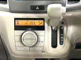【オートエアコン】一度お好みの温度に設定すれば、車内の温度を検知し風量や温度を自動で調整。暑い&hellip;寒い&hellip;と何度もスイッチ操作をする必要はありません。快適な車内空間には必須の機能ですね♪