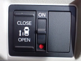運転席からもスライドドアをボタン操作でスピーディーに開閉できます!またスマートキーでも操作できるので便利です。