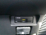 運転席から手の届く位置に ETC2.0付いております。高速道路の料金所もスムーズに通過できますよ♪