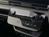 【オートエアコン】タッチパネル式オートエアコンで運転席周りの凹凸が少なくスッキリとしています。