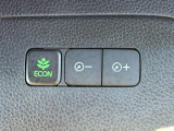 ECONのスイッチがついています。エコモードにすれば、運転の仕方によるロスを抑え込み、燃費良く走行できるように各部を制御します。