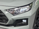 【LEDヘッドライト】悪天候や夜間走行時も良好な視界を確保し安心して運転できる高輝度LEDヘッドライトを装備!点灯速度が早く、消費電力も抑えられています。