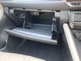 助手席側には1つの収納があり使い勝手も良好です!