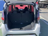4人フル乗車でも荷室を確保。