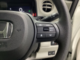 ステアリング右手側に安全運転支援機能のホンダセンシングをコントロールするスイッチ、左手側にオーディオ関連のコントロールスイッチを配置、視線を逸らすことなく運転に集中できます