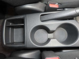 運転席と助手席用のドリンクホルダーが、サイドブレーキ横にございます。中央部の連結部が貫通しているので、取っ手のあるマグカップもご使用いただけます。