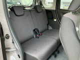 リヤシートも全車消毒済み。足元も軽とは思えない広さがあります。ドアには小物を収納できる便利な【リヤポケット】付。