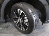 タイヤは ブリヂストン  ALENZA 2024年製がついています。そして足元を精悍に引き締める三菱純正18インチアルミホイール、おしゃれは足元から、カッコイイですね!