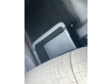 助手席下に小物入れを装備!