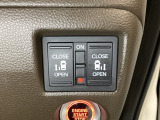 リアドアは乗り降りに便利な両側電動スライドドアです。また運転席に座っていながらスイッチ操作で自在にスライドドアを開け閉めできます。