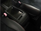 【センターコンソール】ドリンクホルダーと物置テーブルを備え、下部に大容量の収納BOXを完備!