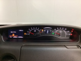 スピードメーターとタコメーターを大きく配した見やすいメーター部になっています。左側のインフォメーション画面でオドメーターや燃費などの情報を確認できます。