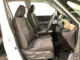 女性でも運転がしやすいように、シートの高さ調整機能(シートリフター)がついています。広い足元にゆったり座れるシートには肘掛も装備しており長距離の運転でも疲れにくいシートです。