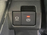 【電動パーキングブレーキ】パーキングブレーキは便利な電動式!ボタン一つで操作でき、アクセルを踏めば自動で解除されます♪レバーやペダルが無いので運転席廻りもすっきりしますね♪