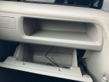 車検証ケースや小物を収納に便利なグローブボックスです。