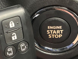 【キーレススタートシステム】カバンやポケットに入れたままでもドアの施錠・解錠が可能なスマートキーを装備。エンジンのオン・オフ時もカギを取り出す必要が無いからとっても便利です♪