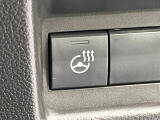【ステアリングヒーター】冬場に冷たくなりやすい革巻きステアリングを、スイッチ一つで素早く適温に!エアコンよりも早く温まってくれるので、寒い日の運転も快適になりますね♪