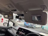 日差しを遮るためのもので、自動車のフロントガラス上部に取り付けらています。エチケットミラーも装備