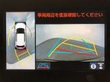 【パノラミックビューモニター】クルマの前後左右に搭載したカメラから取り込んだ画像を合成し、車両を上から見たような画像をディスプレイに表示します。