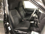 腰から背中をしっかり支える構造で、長時間の運転でも身体への負担が小さいフロントシート!乗り降りも頻繁に行われることを考慮し、着座ポイントも高めに設定。毎日の運転も快適です!