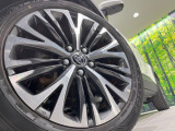 【純正18インチアルミホイール】外観にマッチした純正アルミホイールを装着しております。各種社外アルミホイールや、スタッドレスタイヤも取扱いしております。是非ご相談ください♪