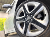 【純正アルミホイール】外観にマッチした純正アルミホイールを装着しております。各種社外アルミホイールや、スタッドレスタイヤも取扱いしております。是非ご相談ください♪