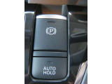 【オートブレーキホールド】信号待ちなどで停車中に自動的にブレーキ力を保持する機能です。